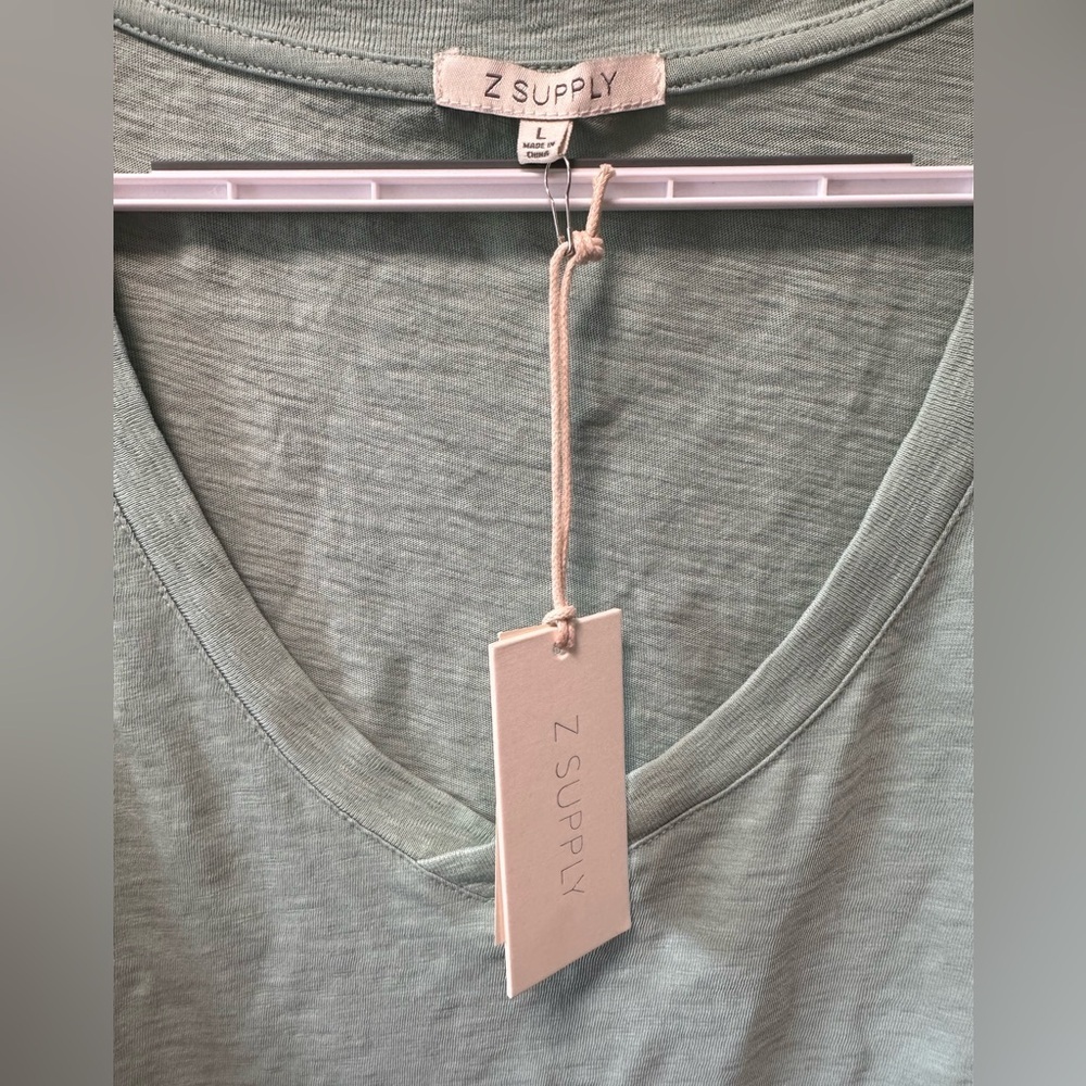 Z Supply NWT Deep V-Neck Tee Size Large - Picture 3 of 3